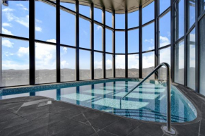 Chic 1-Bed with Stunning Lake View & Indoor Pool